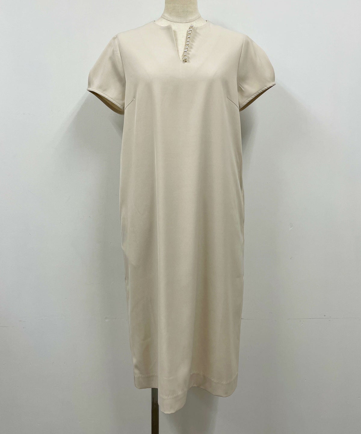 着用トルソーサイズ：B80, W60, H86 (Mサイズ着用）ベージュ