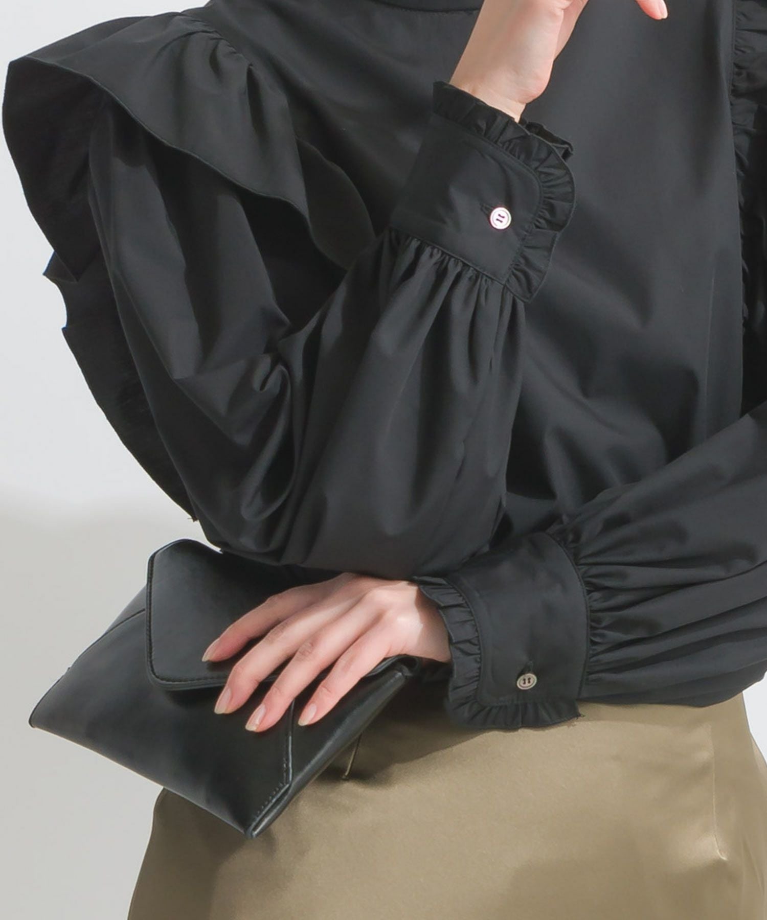 【美品】HER. パワーショルダー フリルブラウス　黒　29,700円 フリルショルダーブラウス | PICCIN (ピッチン) 公式通販