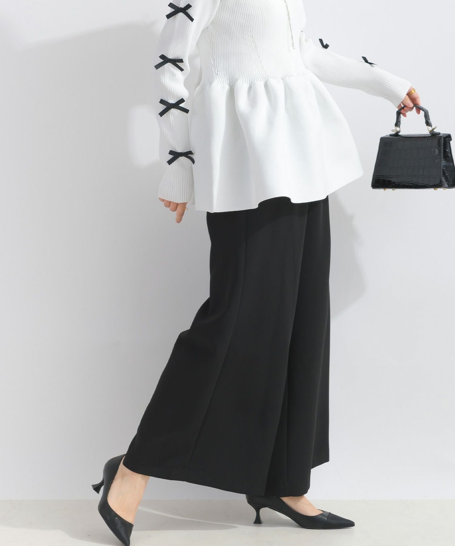 セットアップ可能】麻混タックパンツ ホワイトトップスとブラックパンツセット　新品 familiar | 公式通販 (ピッチン) PICCIN トップス