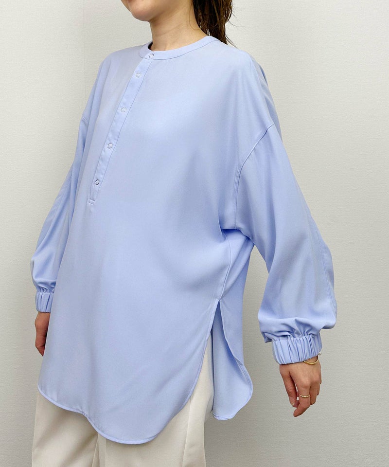 model：H164　着用サイズ：M　サックスブルー（ボタン前）