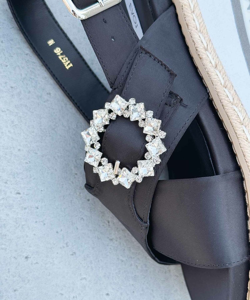 ビジューバックル