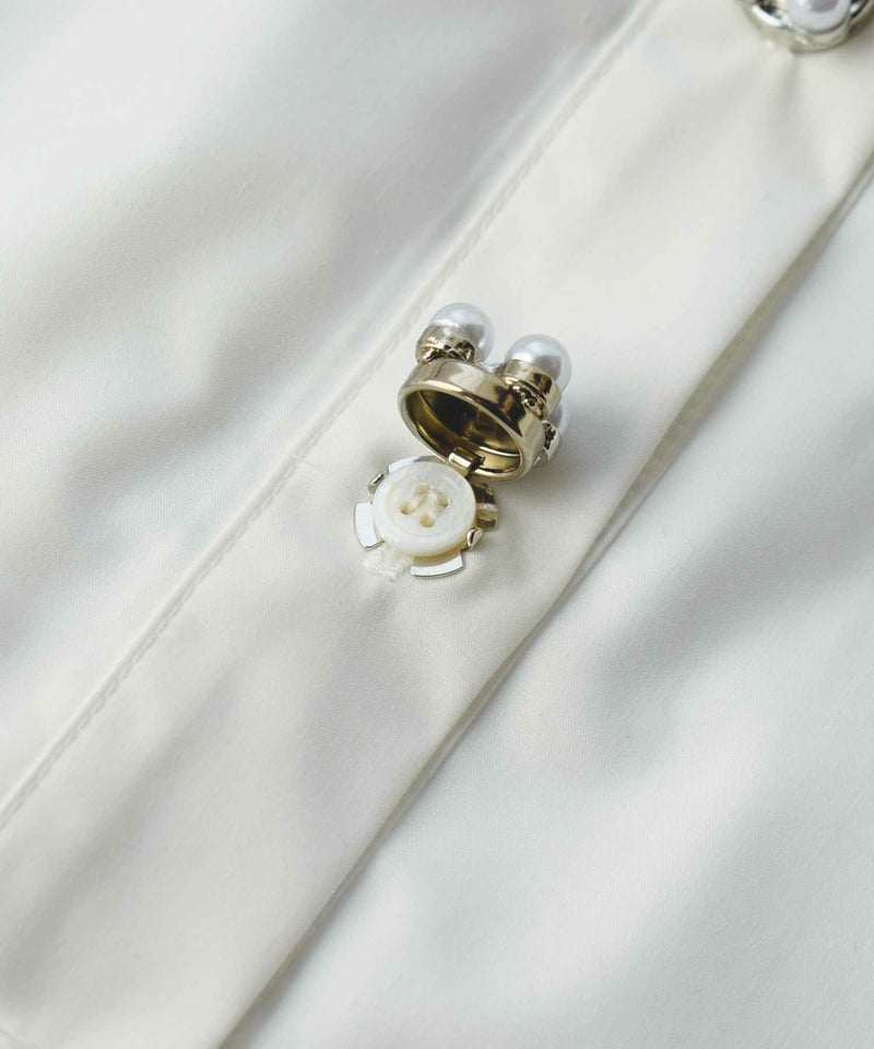 チャームのへこみ部分をボタン上部からスライドして入れる