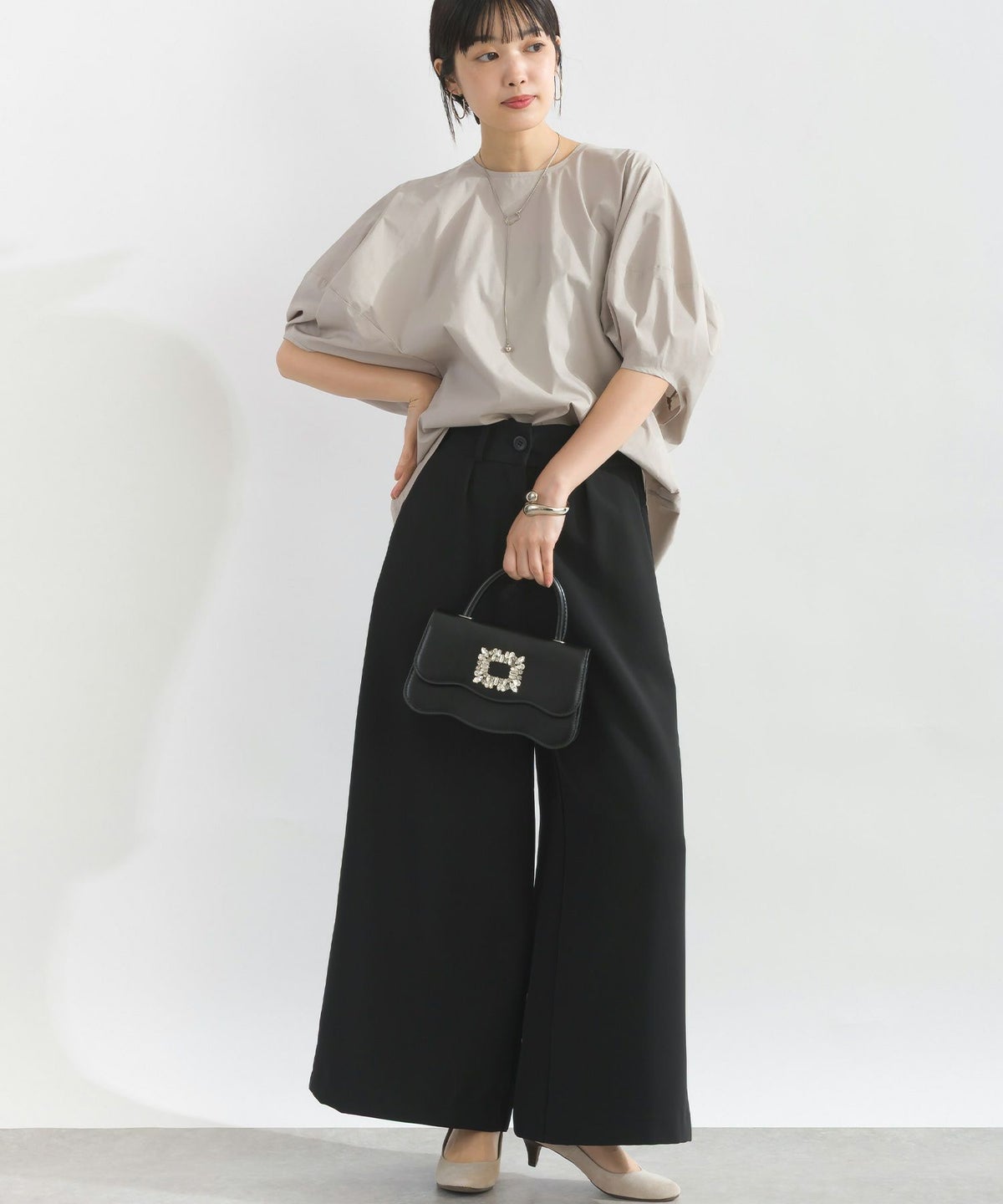 model：H162　着用サイズ：M　グレイッシュベージュ