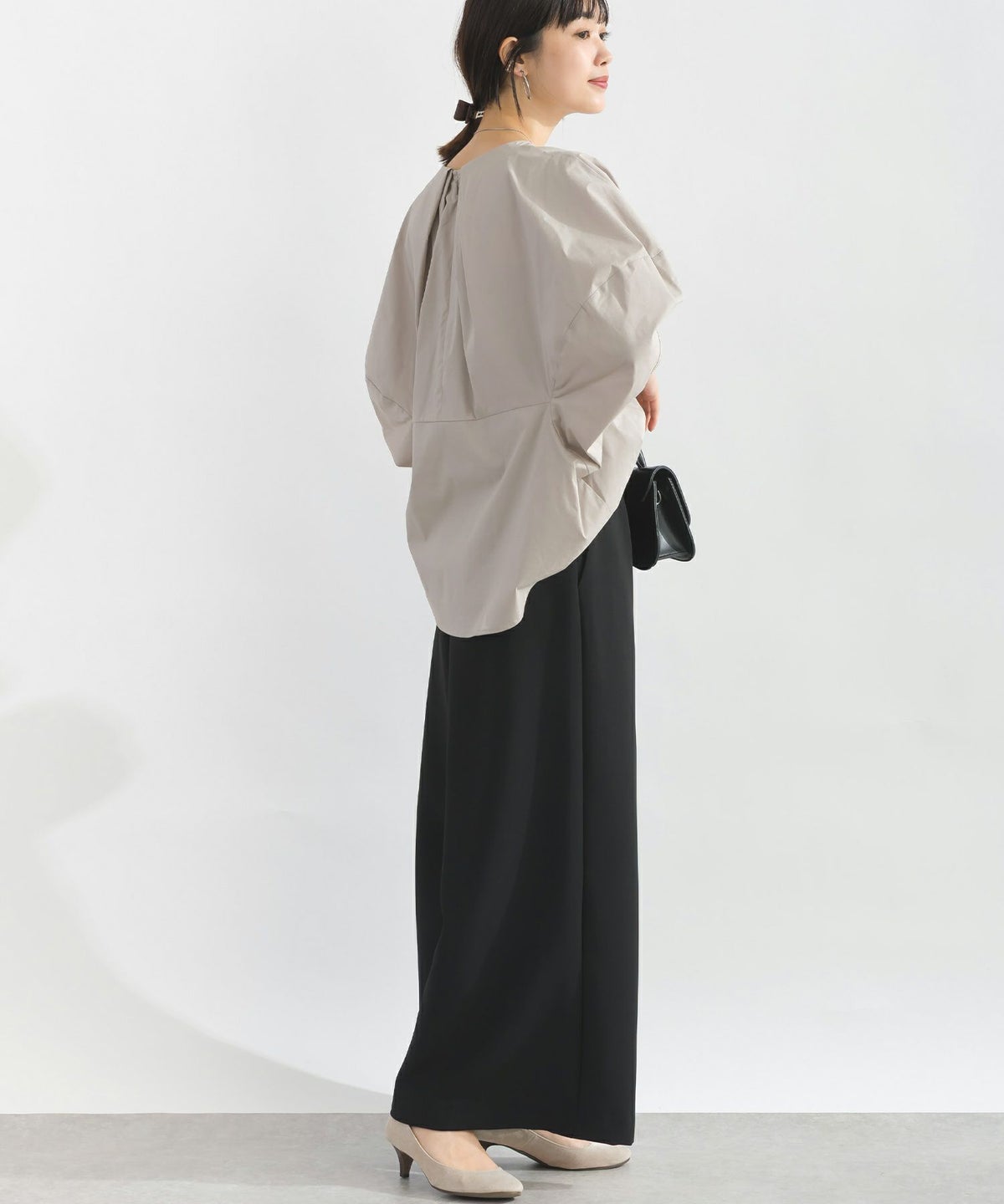 model：H162　着用サイズ：M　グレイッシュベージュ