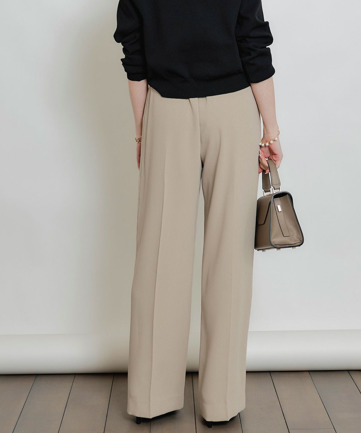 model：H160　着用サイズ：M　ベージュ