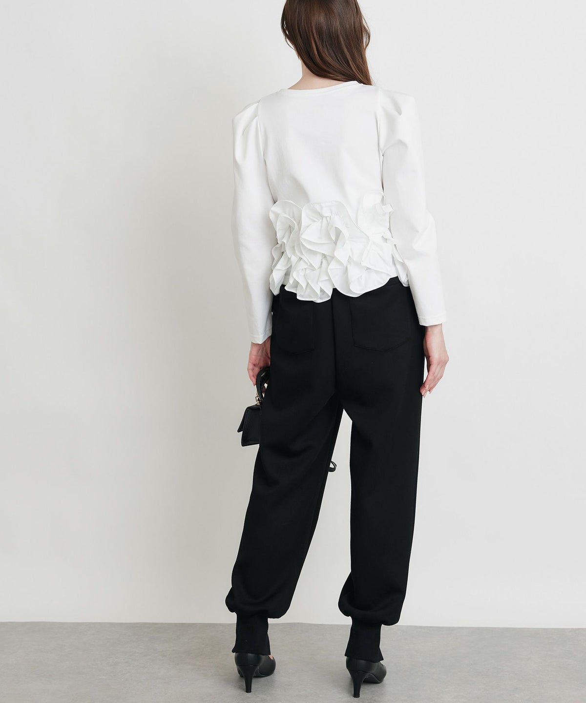 model：H160　着用サイズ：M　オフホワイト