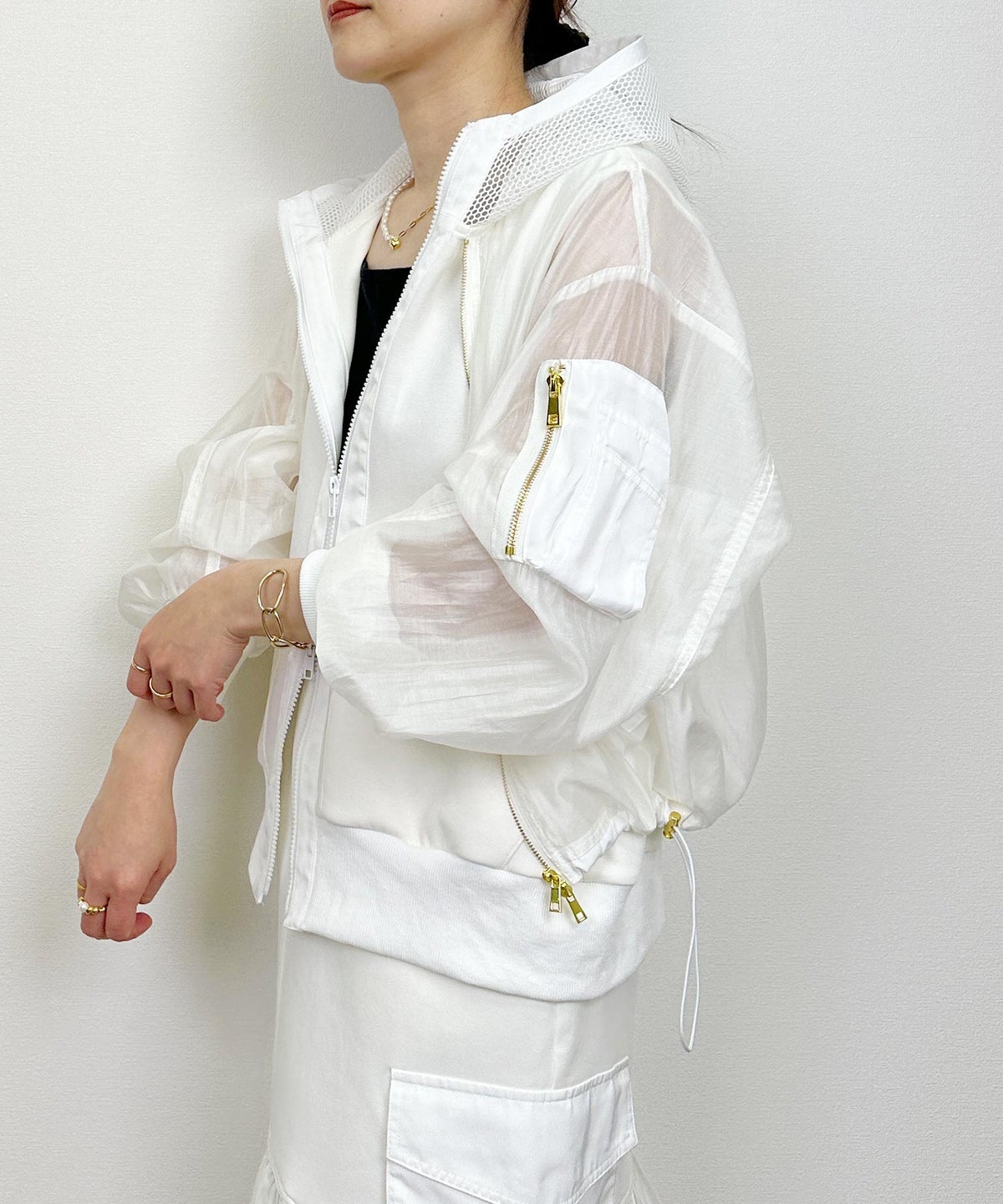 model：H164　着用サイズ：M　ホワイト（セットアップで）