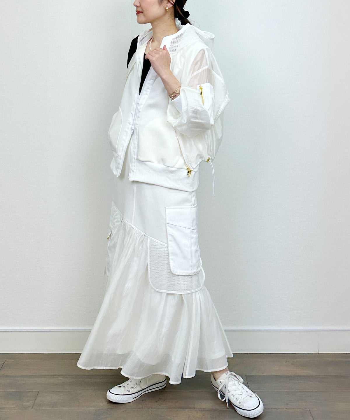 model：H164　着用サイズ：M　ホワイト（セットアップで）