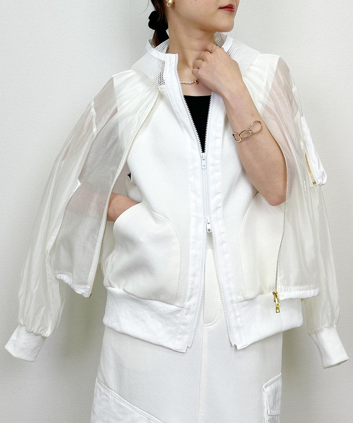 model：H164　着用サイズ：M　ホワイト（セットアップで）