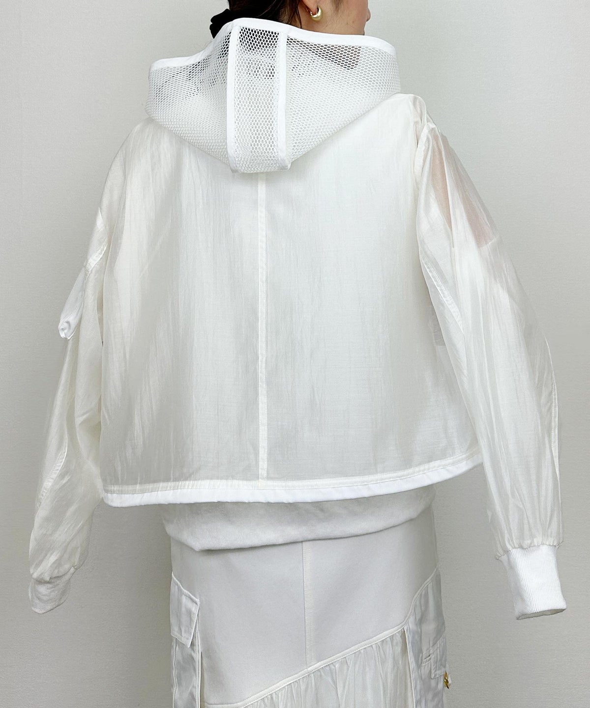 model：H164　着用サイズ：M　ホワイト（セットアップで）