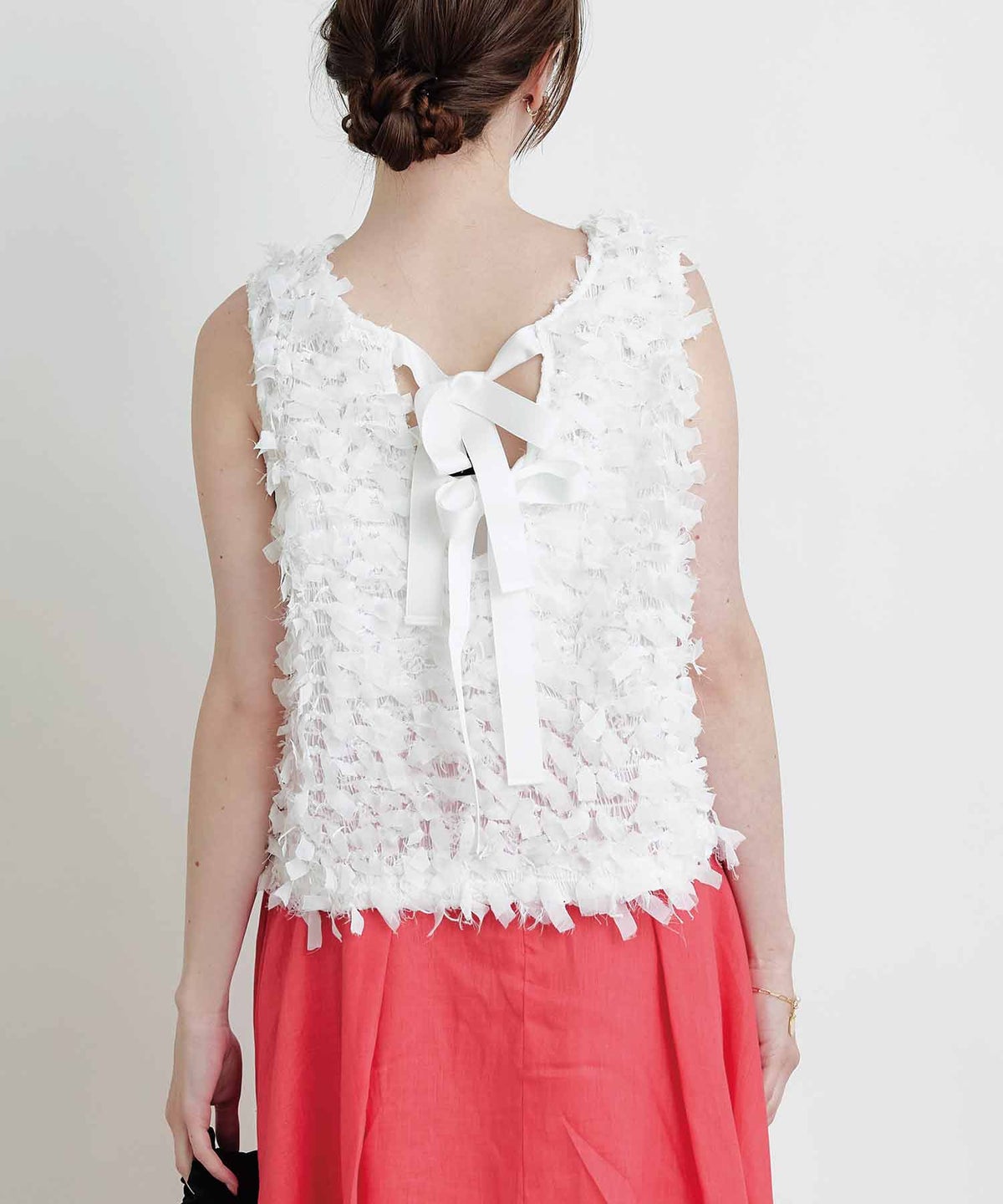 model：H160　着用サイズ：M　オフホワイト　リボン後ろ