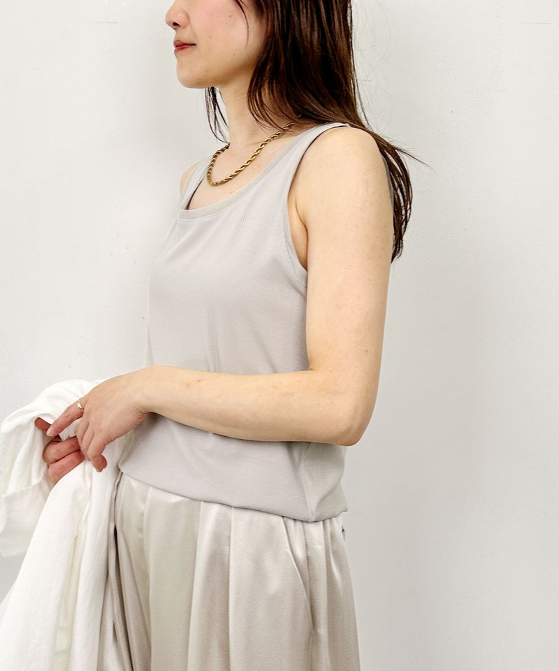 model：H164　着用サイズ：M　グレイッシュベージュ