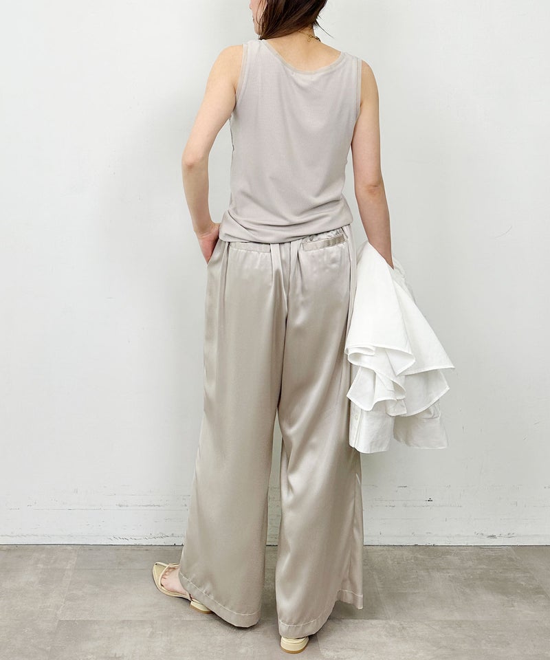 model：H164　着用サイズ：M　グレイッシュベージュ