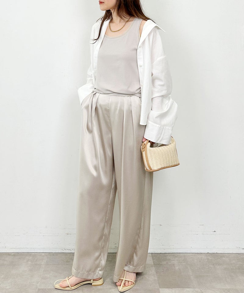 model：H164　着用サイズ：M　グレイッシュベージュ