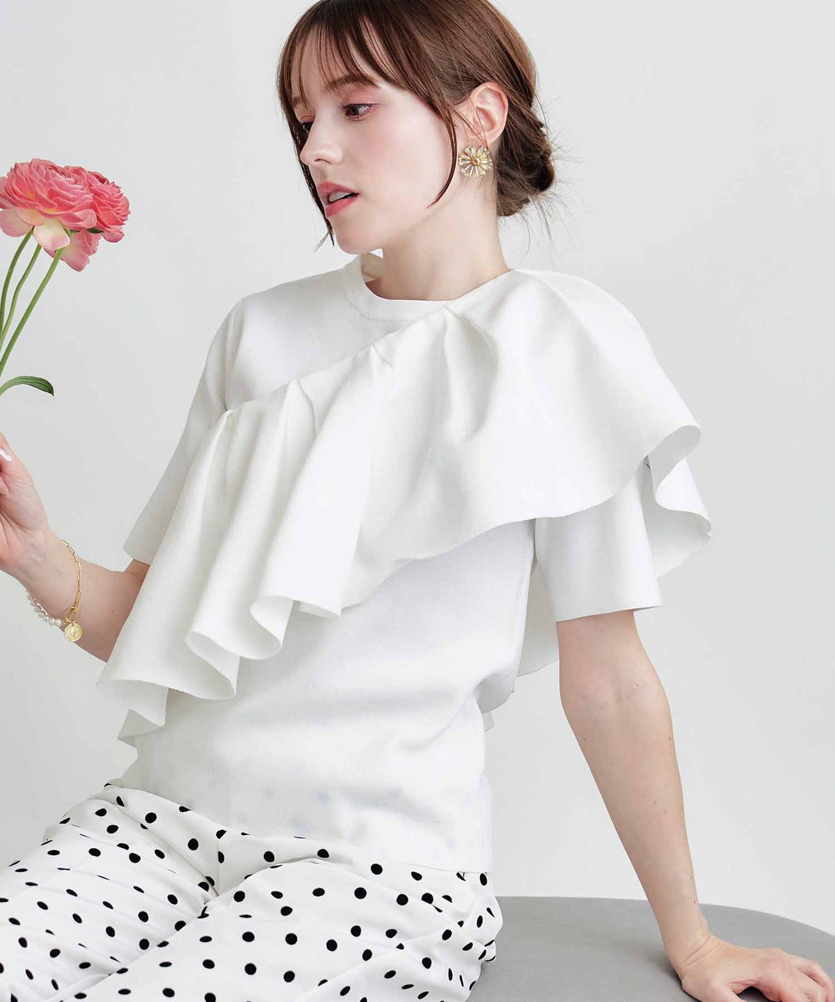 model：H160　着用サイズ：M　オフホワイト　ケープ：たすき掛け