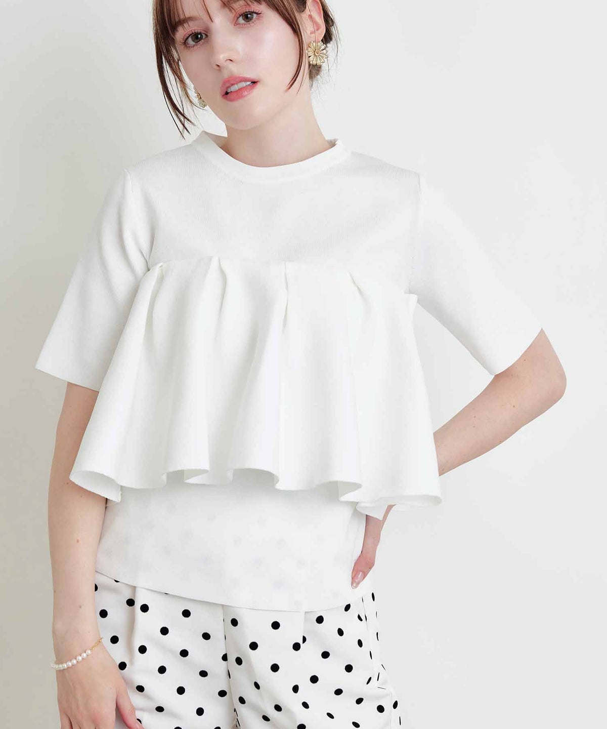 model：H160　着用サイズ：M　オフホワイト　ケープ：バンドゥ風