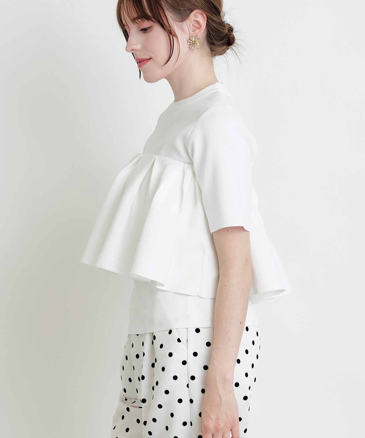 model：H160　着用サイズ：M　オフホワイト　ケープ：バンドゥ風