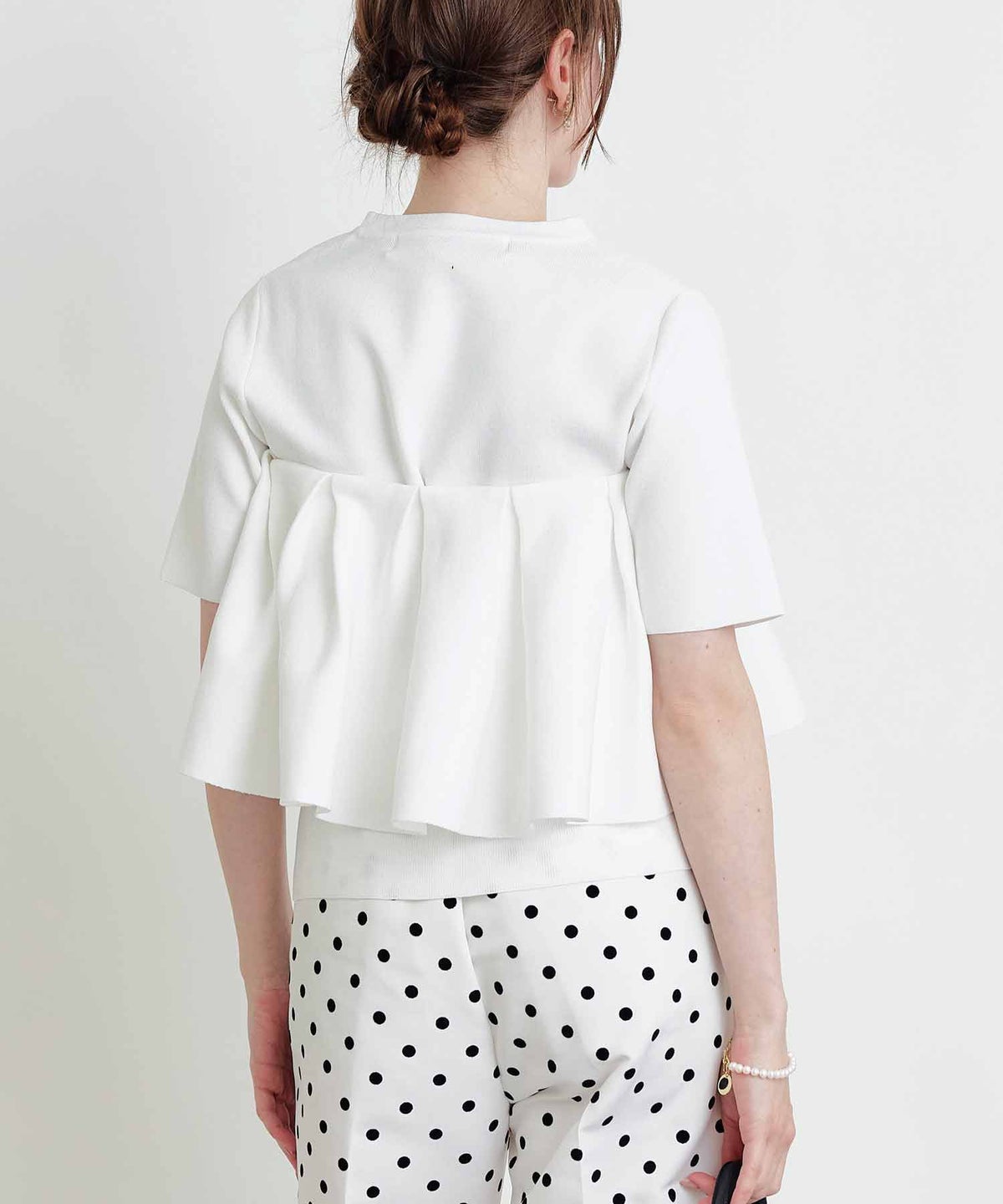 model：H160　着用サイズ：M　オフホワイト　ケープ：バンドゥ風