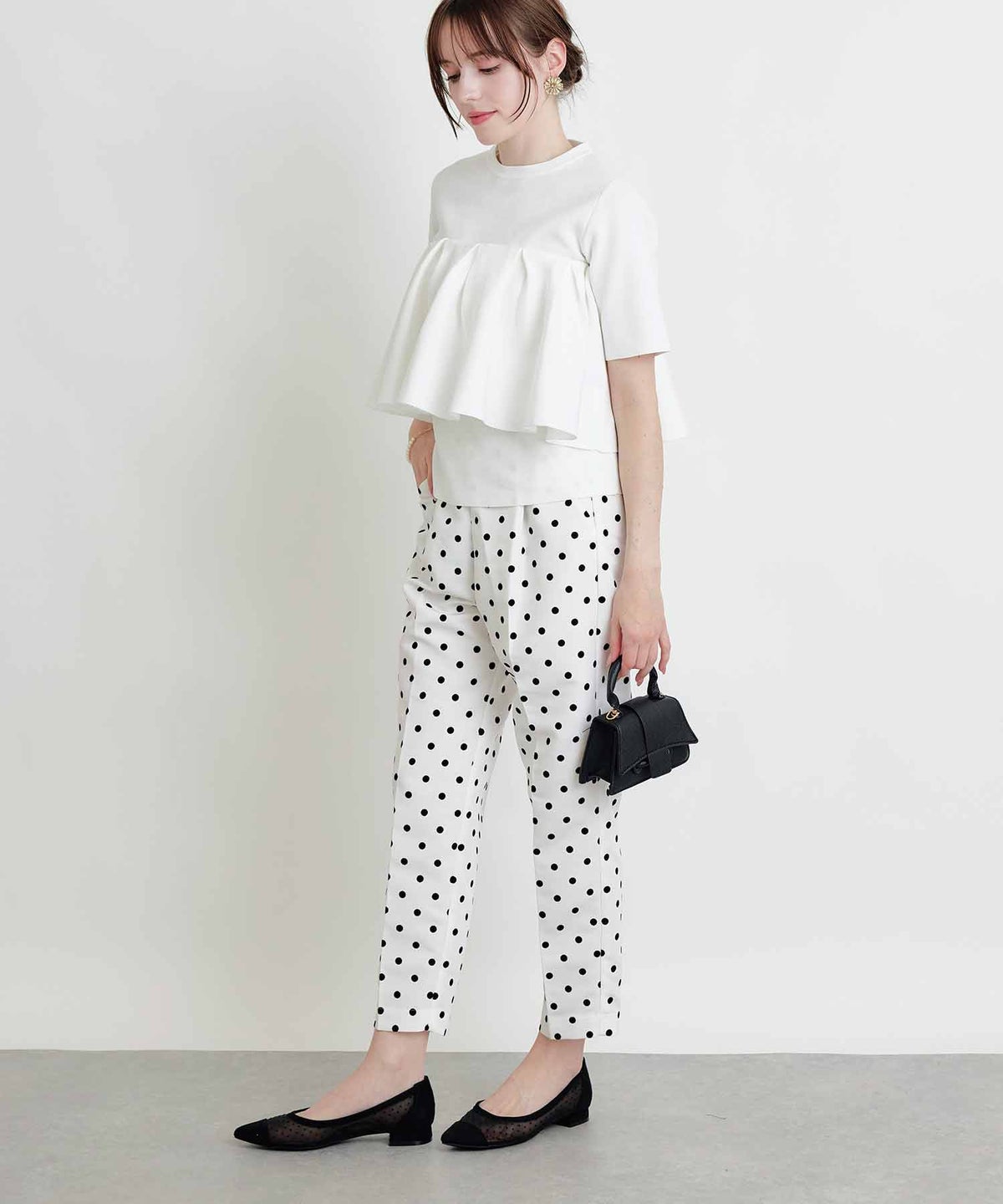 model：H160　着用サイズ：M　オフホワイト　ケープ：バンドゥ風