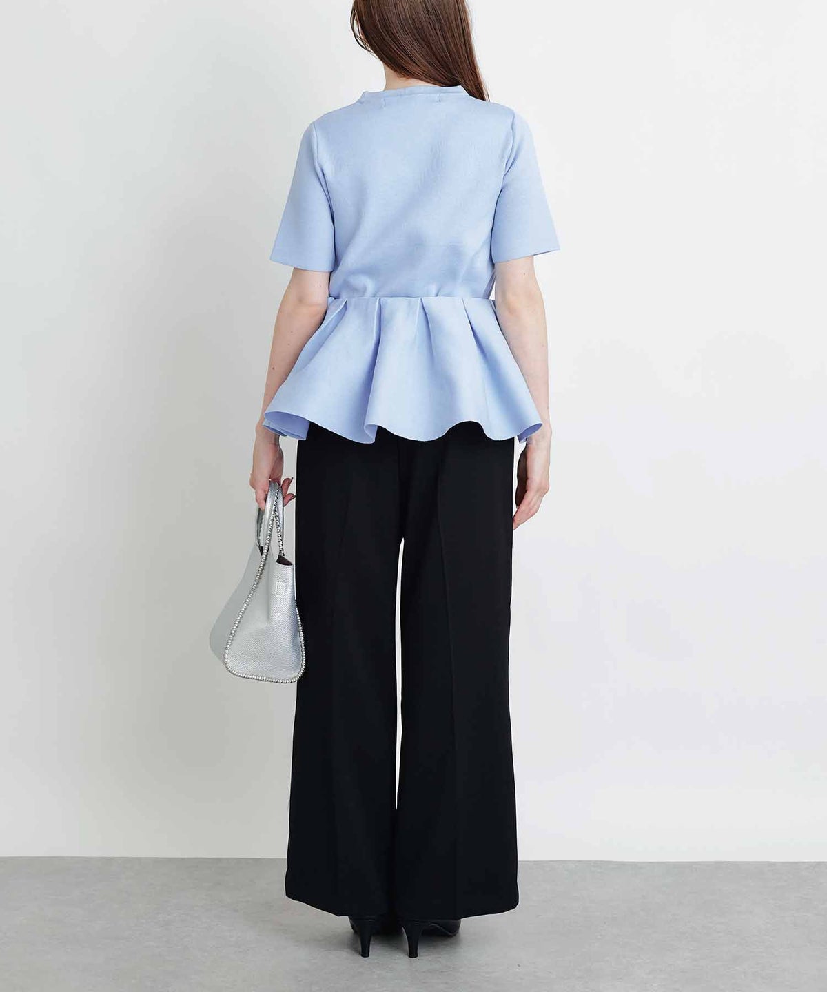 model：H160　着用サイズ：M　サックスブルー　ケープ：ペプラム