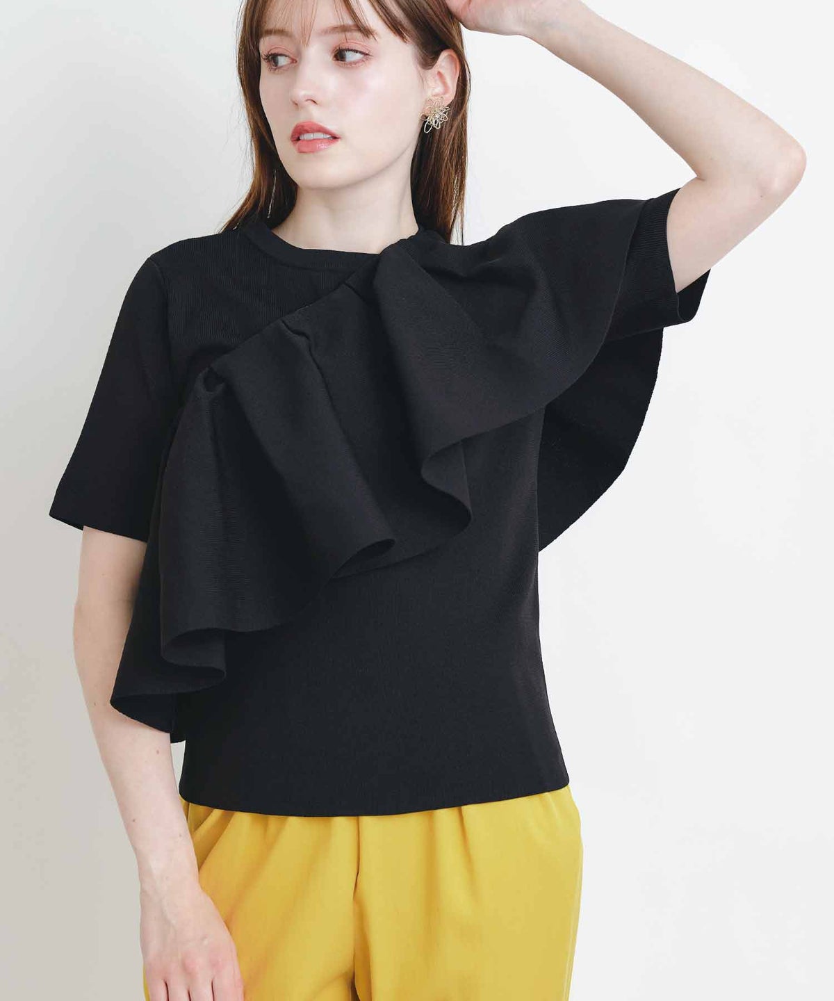 model：H160　着用サイズ：M　ブラック　ケープ：たすき掛け