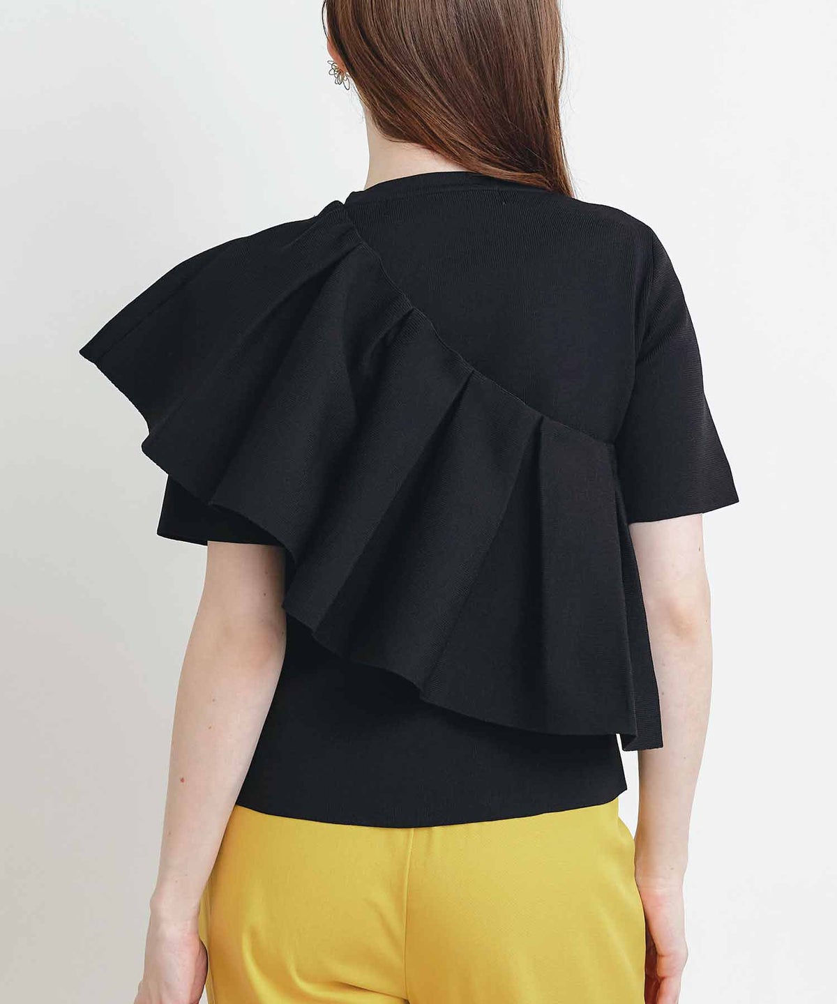 model：H160　着用サイズ：M　ブラック　ケープ：たすき掛け