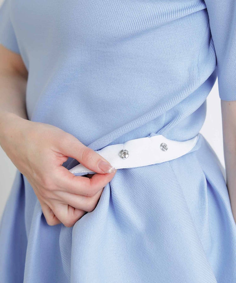 ケープのサイド部分にサイズ調節用のホックあり