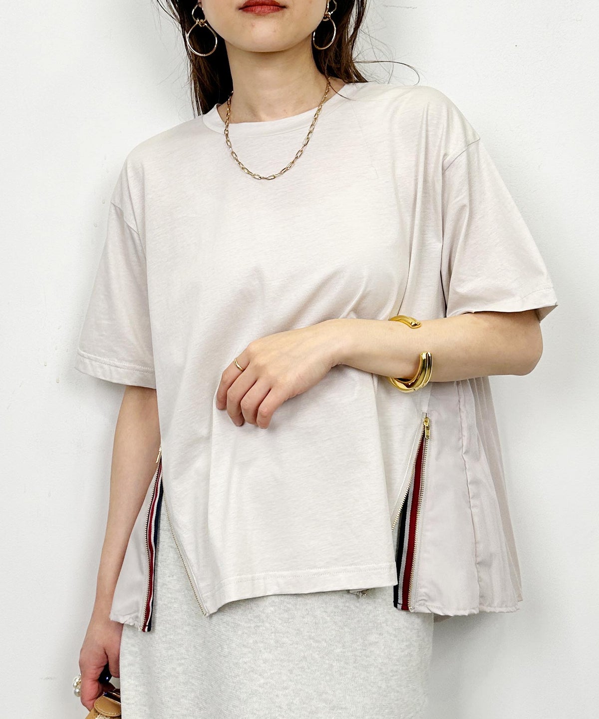 model：H164　着用サイズ：M　グレイッシュベージュ