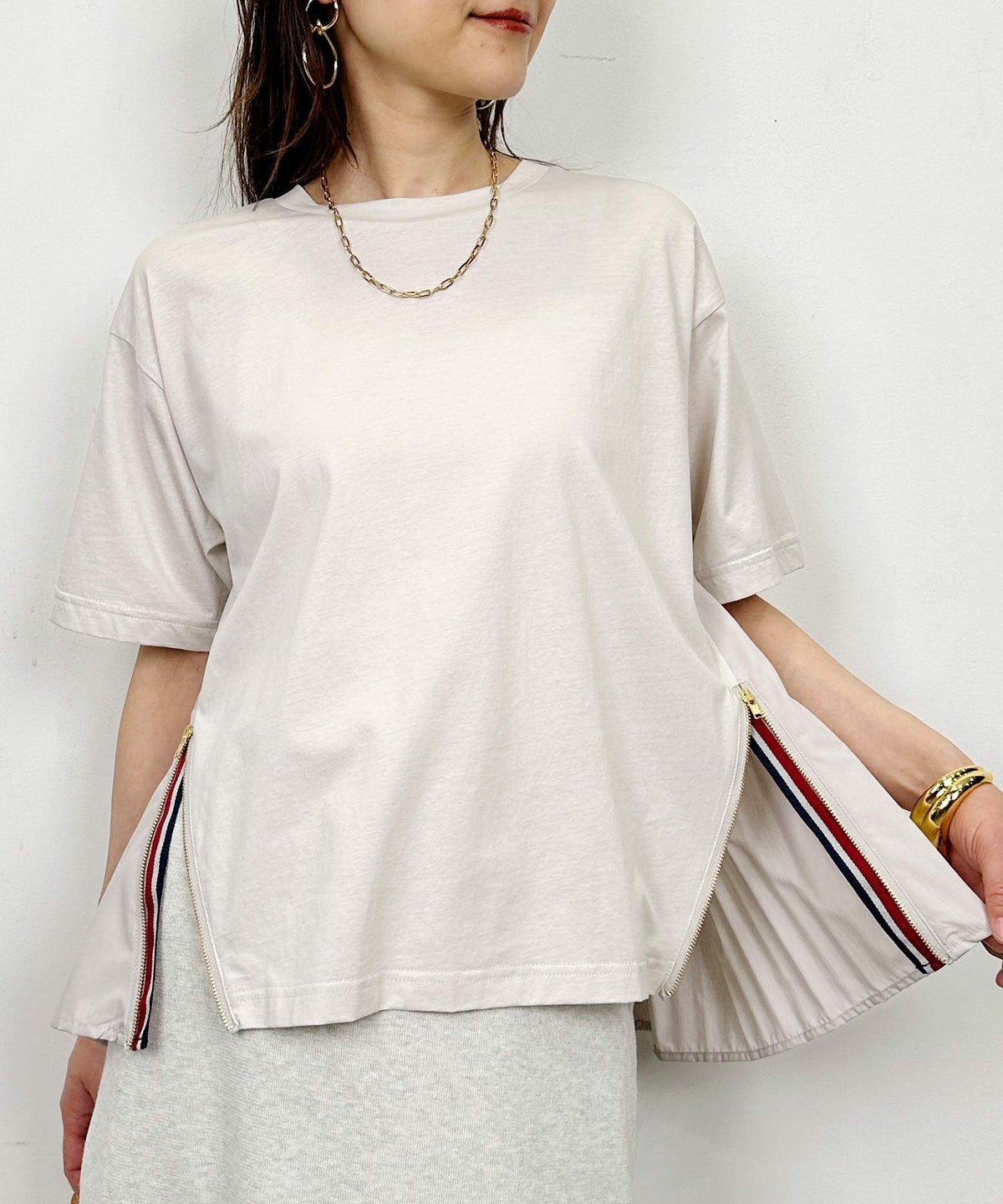 model：H164　着用サイズ：M　グレイッシュベージュ