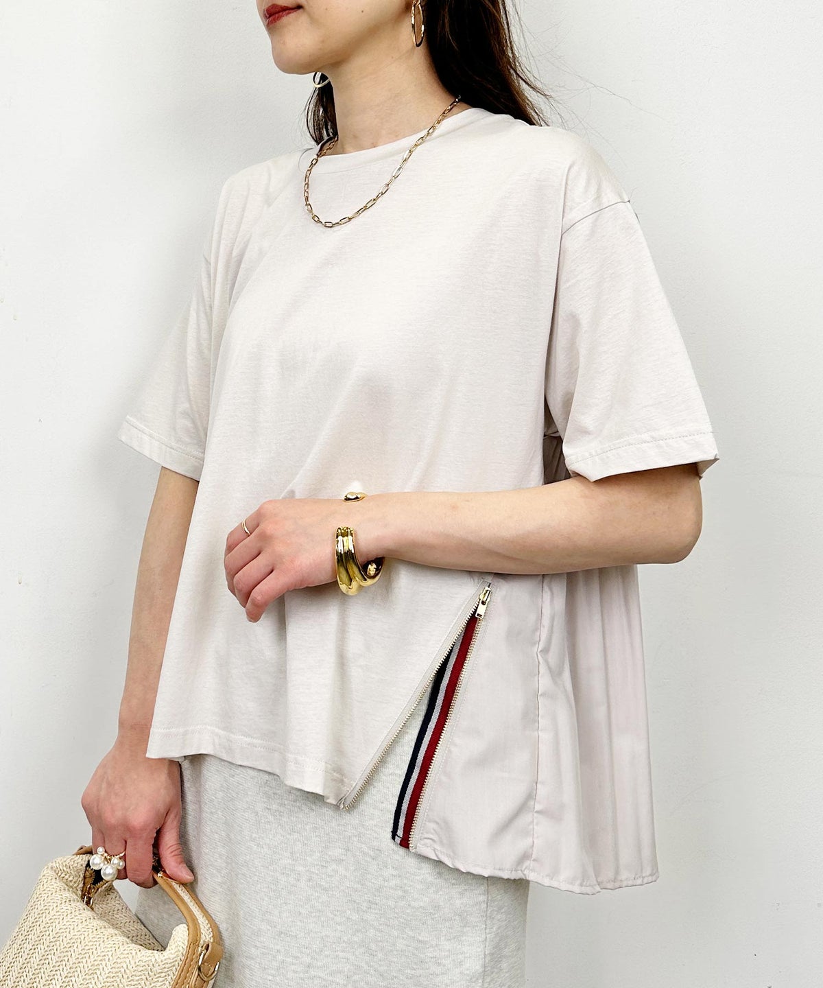 model：H164　着用サイズ：M　グレイッシュベージュ