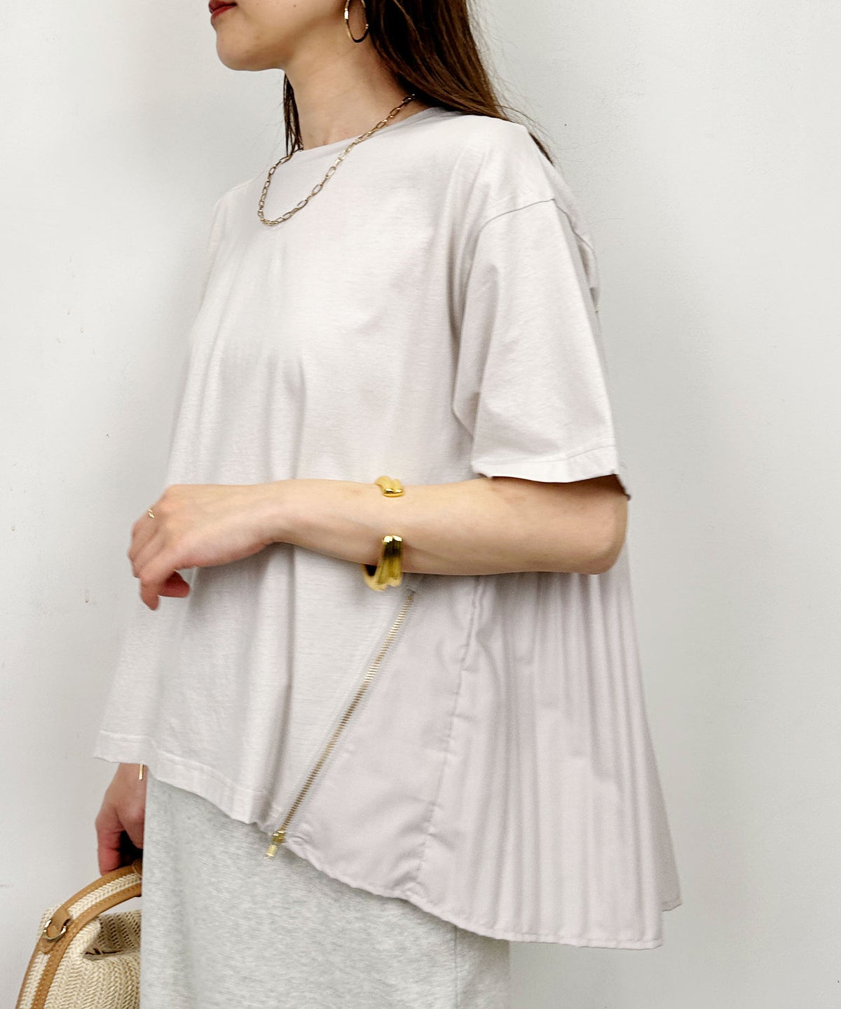 model：H164　着用サイズ：M　グレイッシュベージュ