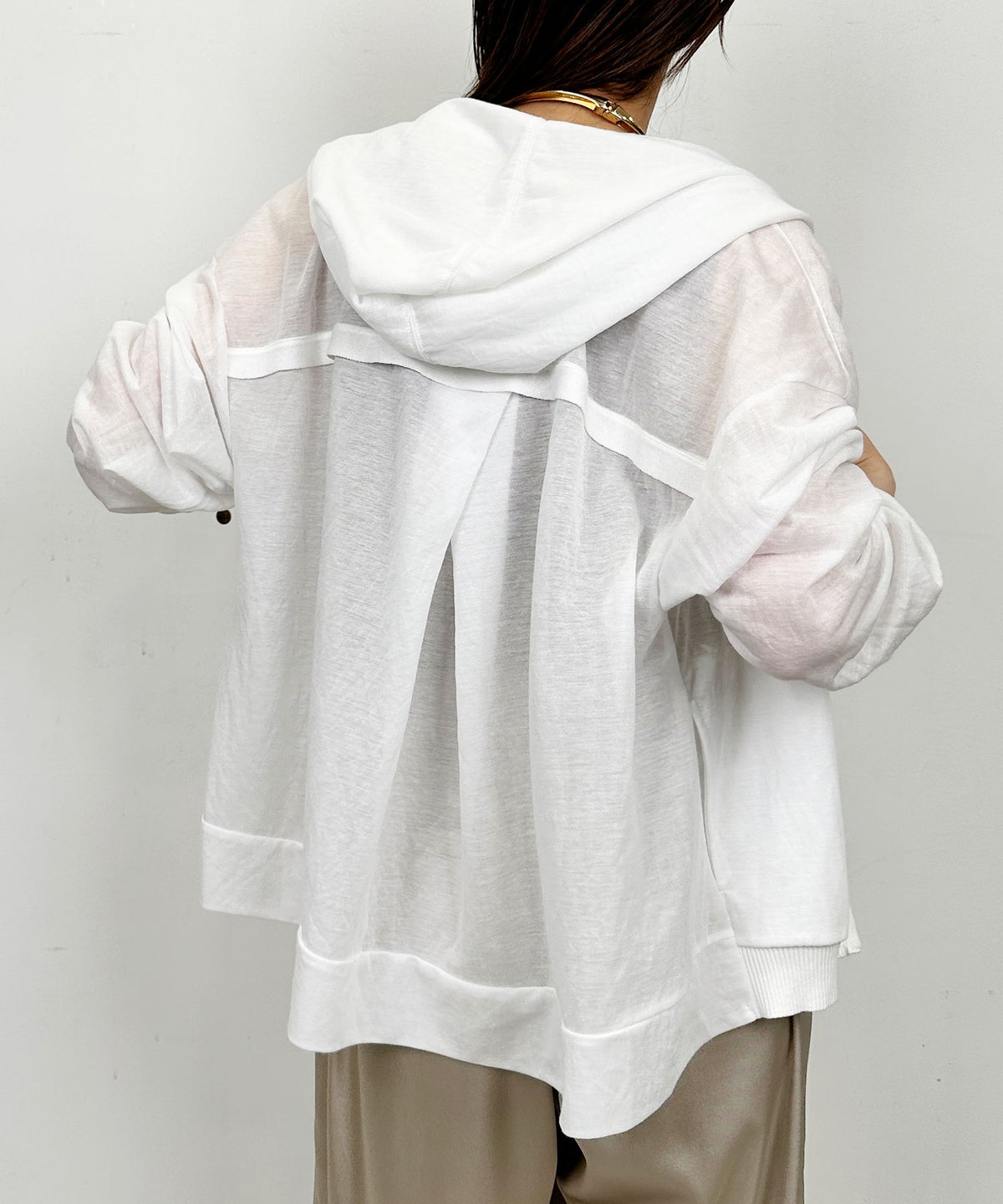 model：H164　着用サイズ：M　オフホワイト