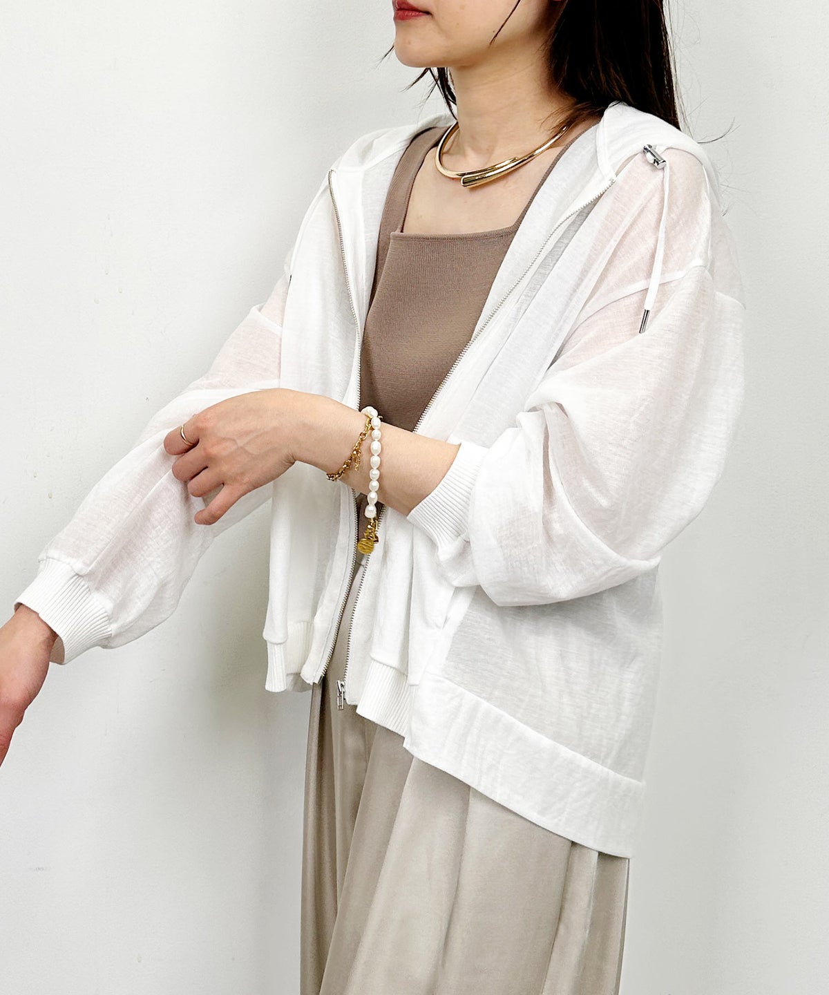 model：H164　着用サイズ：M　オフホワイト