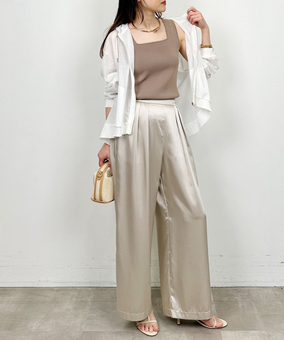 model：H164　着用サイズ：M　オフホワイト