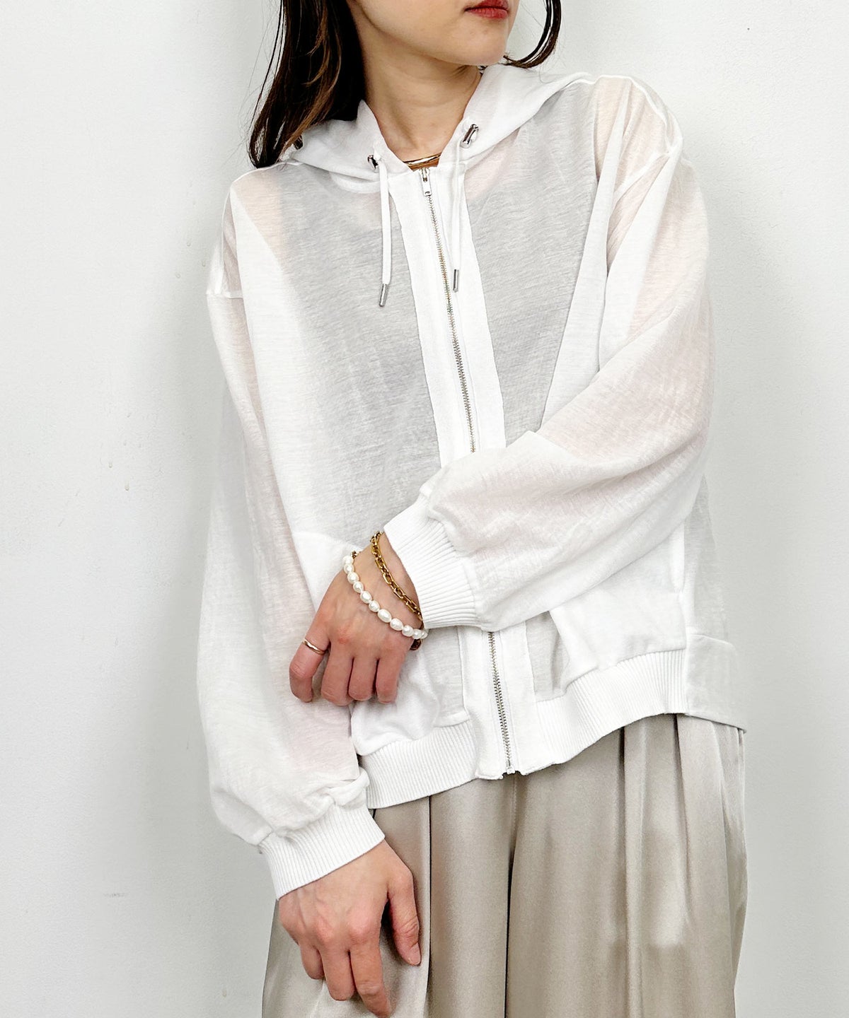 model：H164　着用サイズ：M　オフホワイト