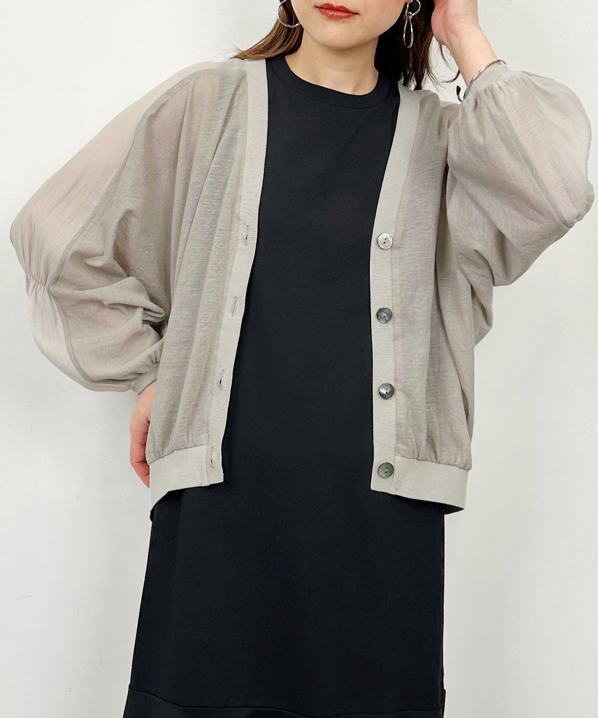 model：H164　着用サイズ：M　グレイッシュベージュ