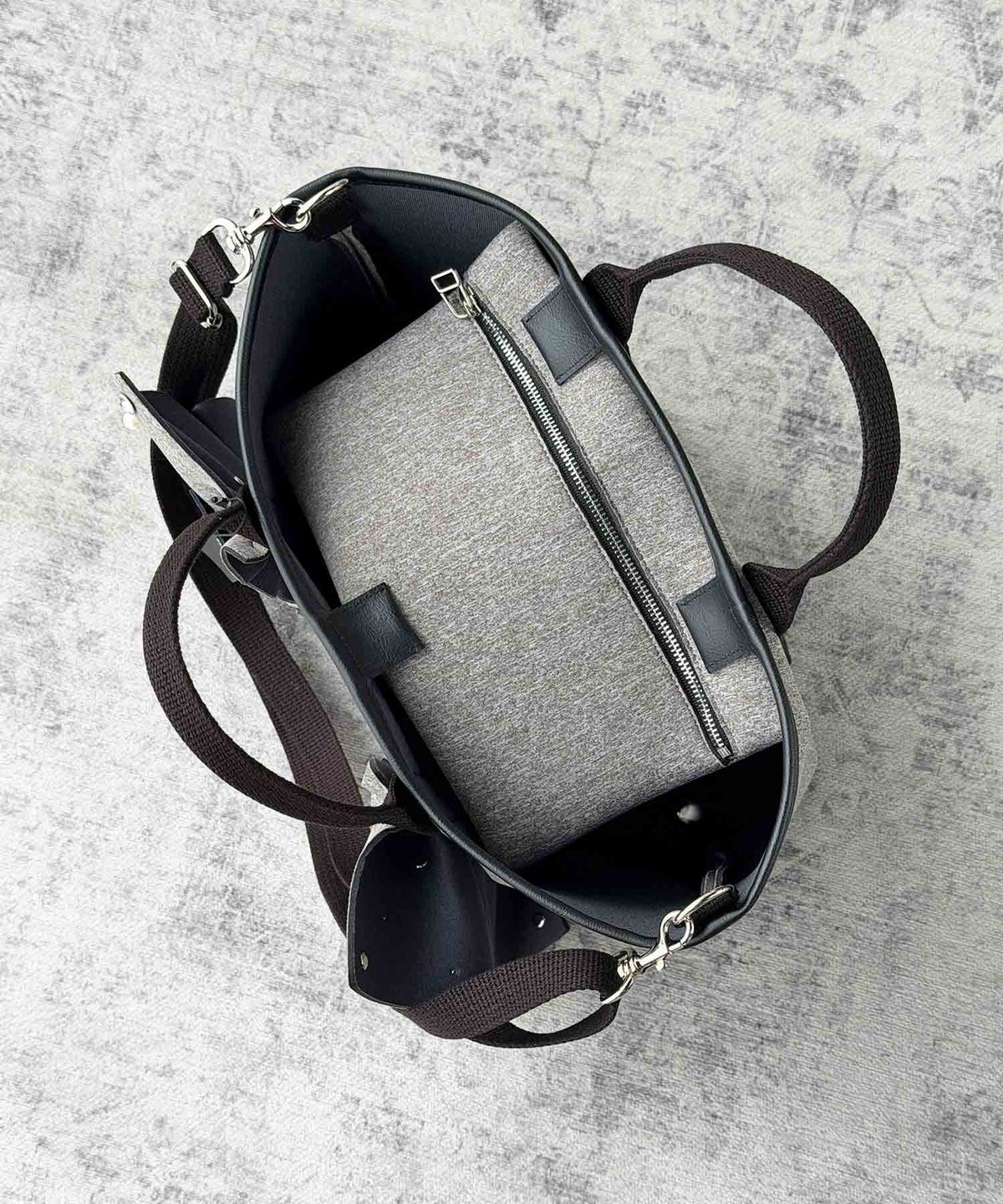 ポケットをボタンで留めると目隠しフラップに