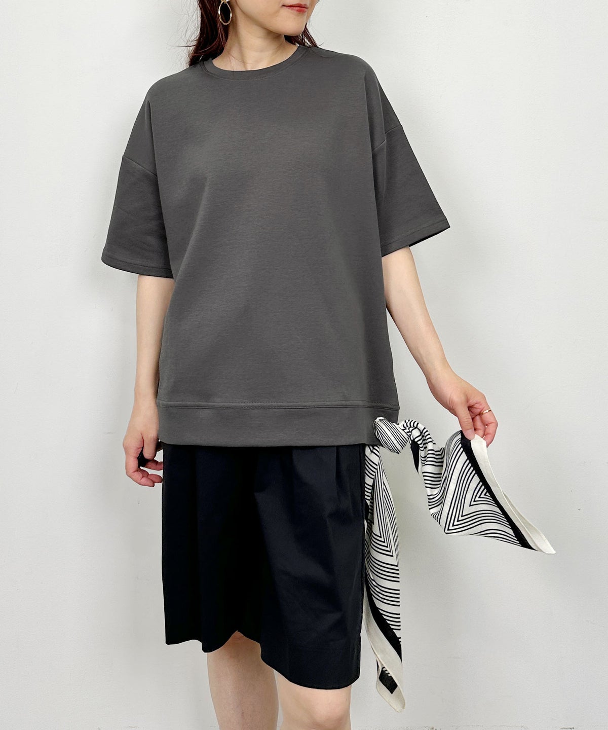 model：H164　着用サイズ：M　チャコールグレー