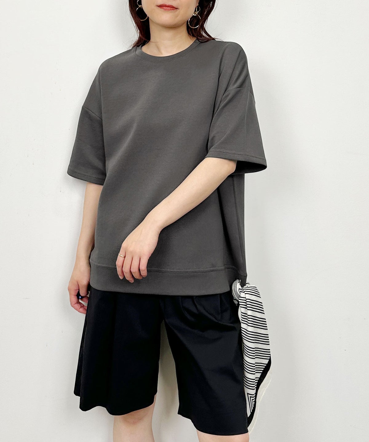 model：H164　着用サイズ：M　チャコールグレー