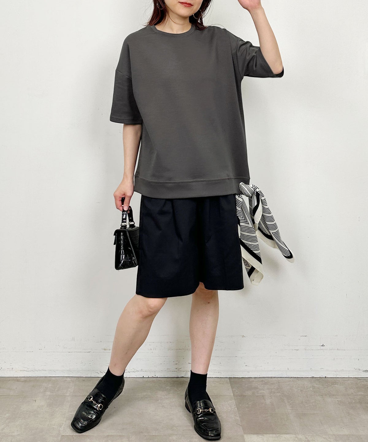 model：H164　着用サイズ：M　チャコールグレー