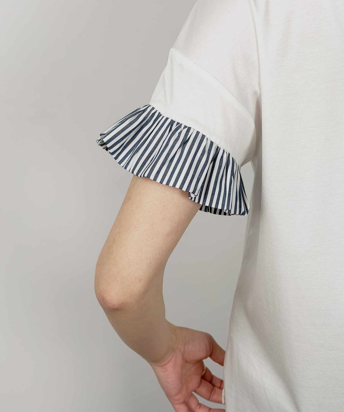 model：H164　着用サイズ：M　ホワイト系その他（袖口ストライプ）
