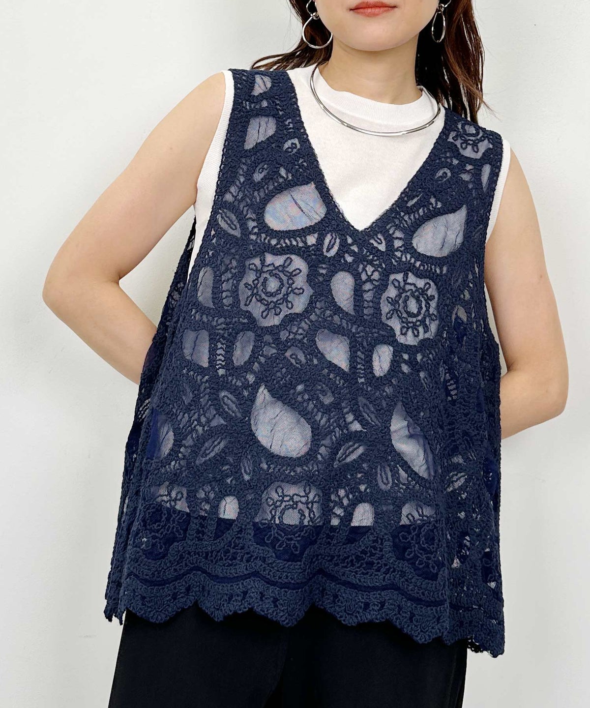 model：H164　着用サイズ：M　ネイビー（Vネック前）