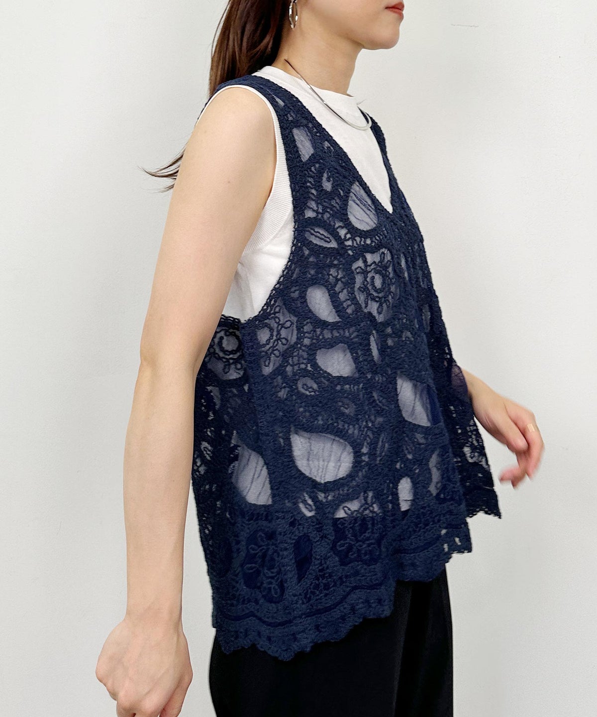 model：H164　着用サイズ：M　ネイビー（Vネック前）