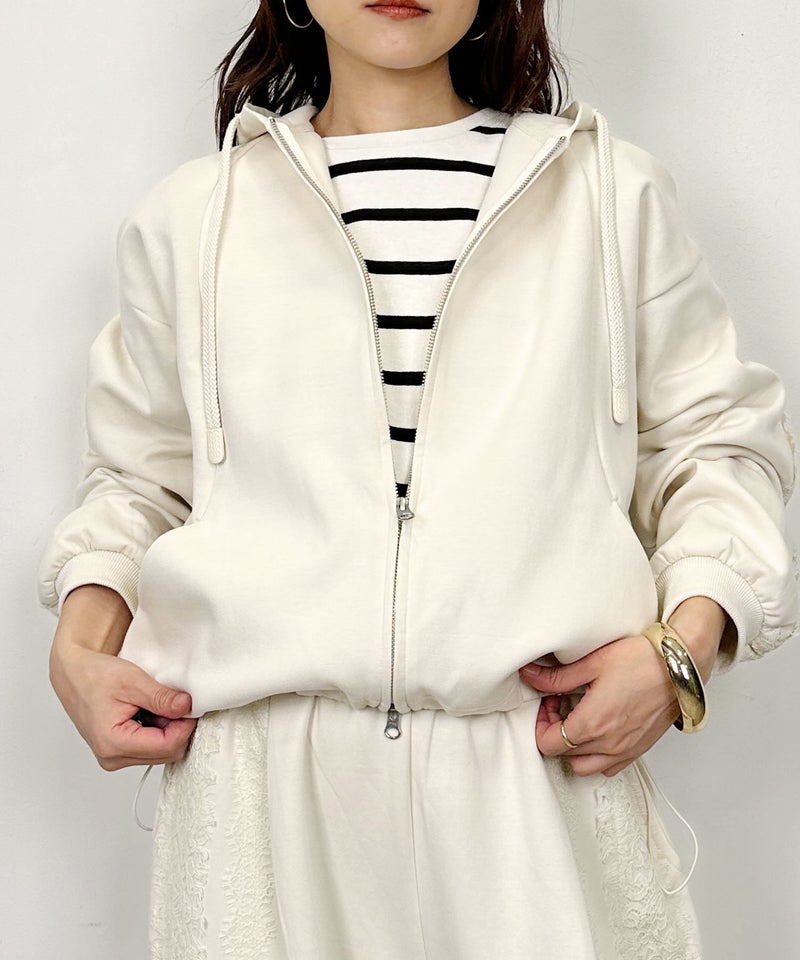model：H164　着用サイズ：M　オフホワイト　セットアップで　裾ドロスト絞った状態