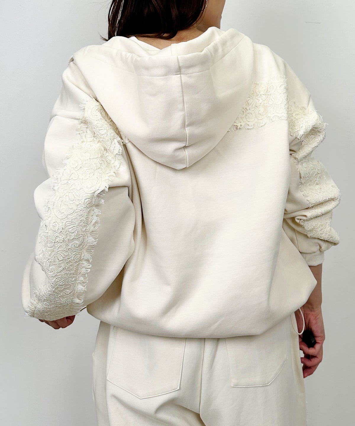 model：H164　着用サイズ：M　オフホワイト　セットアップで　裾ドロスト絞った状態