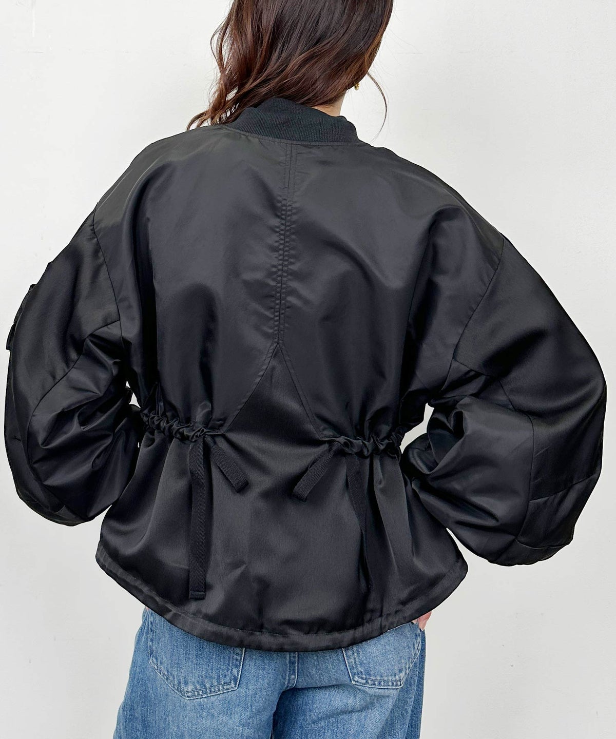 model：H164　着用サイズ：M　ブラック表側　後ろ絞り