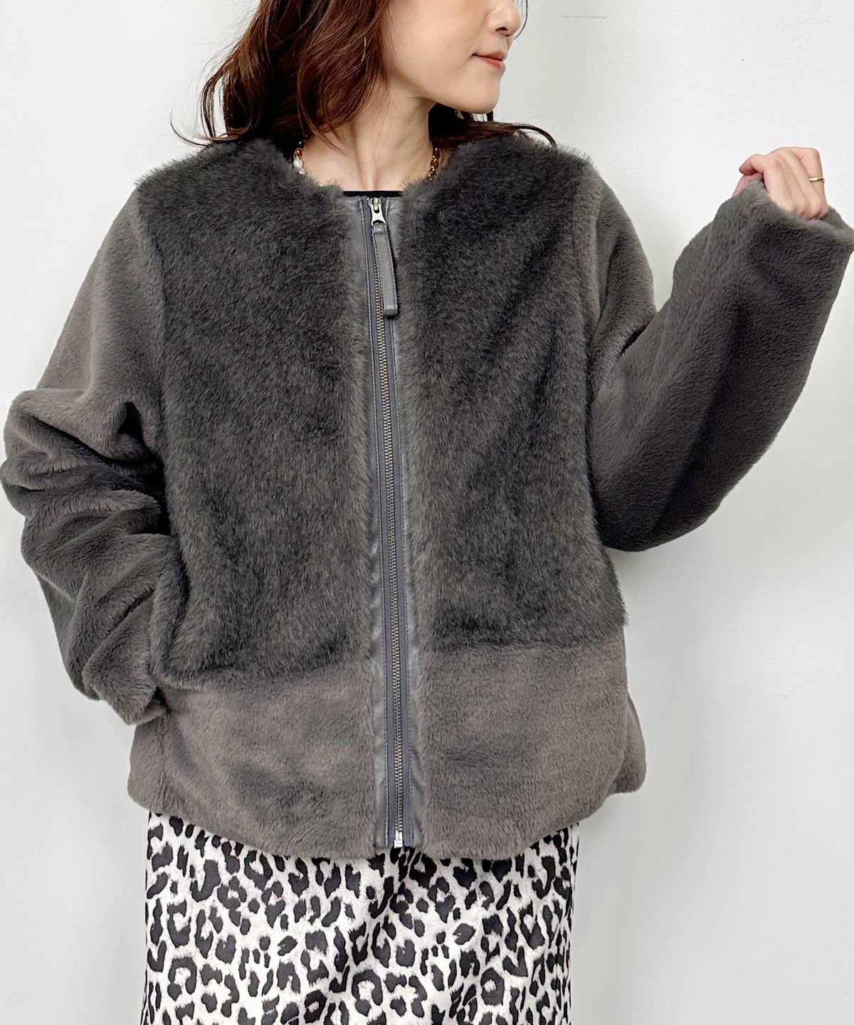 model：H164　着用サイズ：M　チャコールグレー