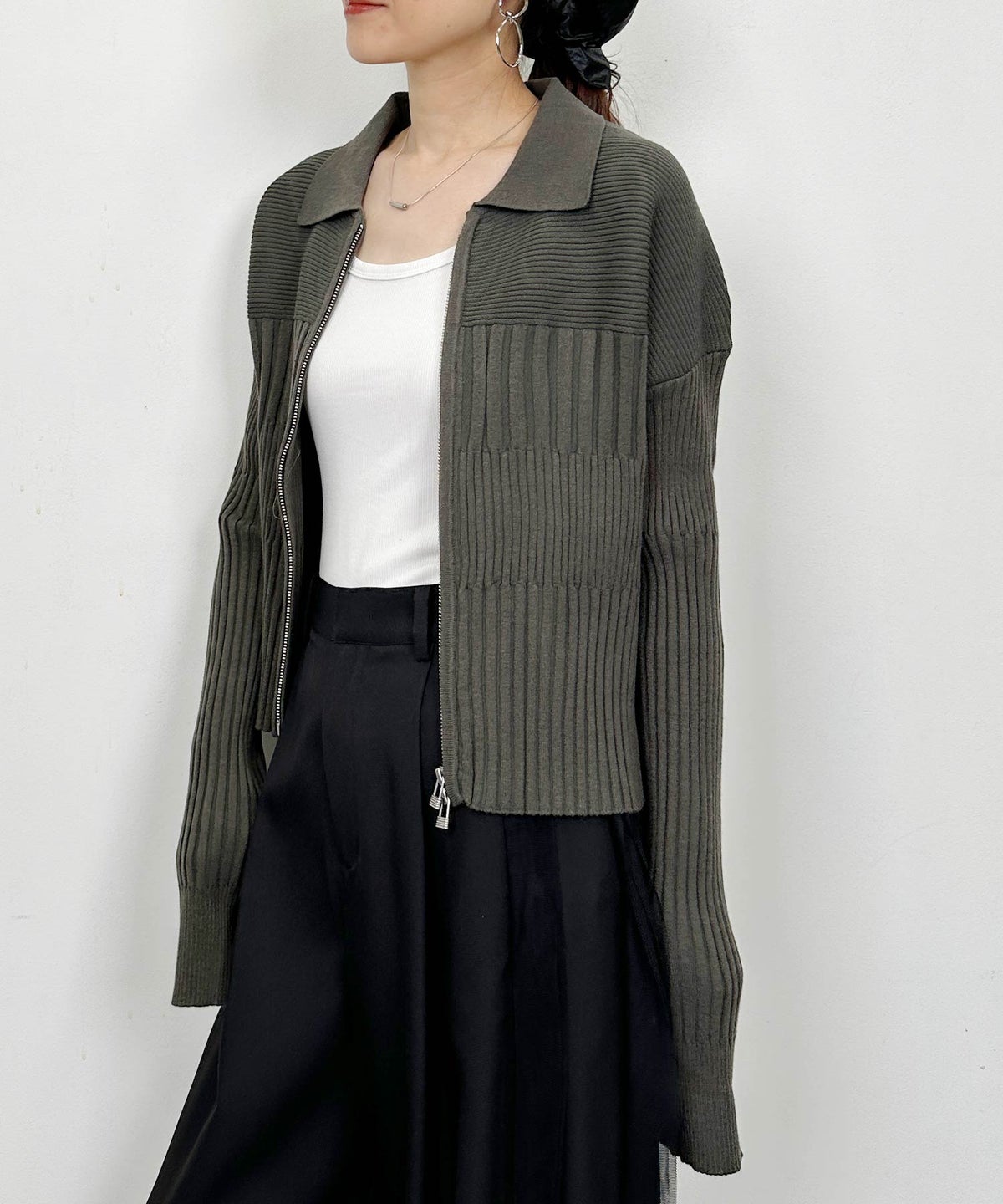 model：H164　着用サイズ：M　チャコールグレー